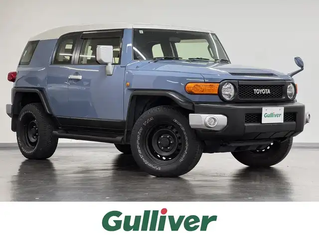 トヨタ ＦＪクルーザー カラーパッケージ 三重県 2017(平29)年 6.8万km ホワイト/スモーキーブルー プレミアムガソリン/パートタイム4WD/フロア5AT/純正 7インチナビ NSZT-W66T/（FM/AM/CD/DVD/TV/SD/SDREC/Bluetooth/USB/HDMI）/バックカメラ/ETC/安全/・【OP】アクティブトラクションコントロール［A-TRAC］/・バックソナー/・SRS 前席サイドエアバッグ＆前後席カーテンシールドエアバッグ/・EBD付ABS/装備/・【OP】寒冷地仕様（ワイパーデアイサーなど）/・【OP】リヤデフロック/・【OP】サイドステップ/・クルーズコントロール/・マニュアルエアコン/・ステアリングスイッチ/・リヤフォグランプ/・打替LEDヘッドランプ＆フロントフォグランプ*OP/・チルトステアリング/・電動調整ドアミラー＆広角フェンダーミラー/・リモコンキーx1/・取/ナビ取/など