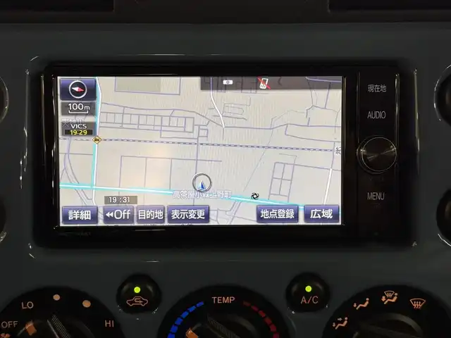 トヨタ ＦＪクルーザー カラーパッケージ 三重県 2017(平29)年 6.8万km ホワイト/スモーキーブルー プレミアムガソリン/パートタイム4WD/フロア5AT/純正 7インチナビ NSZT-W66T/（FM/AM/CD/DVD/TV/SD/SDREC/Bluetooth/USB/HDMI）/バックカメラ/ETC/安全/・【OP】アクティブトラクションコントロール［A-TRAC］/・バックソナー/・SRS 前席サイドエアバッグ＆前後席カーテンシールドエアバッグ/・EBD付ABS/装備/・【OP】寒冷地仕様（ワイパーデアイサーなど）/・【OP】リヤデフロック/・【OP】サイドステップ/・クルーズコントロール/・マニュアルエアコン/・ステアリングスイッチ/・リヤフォグランプ/・打替LEDヘッドランプ＆フロントフォグランプ*OP/・チルトステアリング/・電動調整ドアミラー＆広角フェンダーミラー/・リモコンキーx1/・取/ナビ取/など