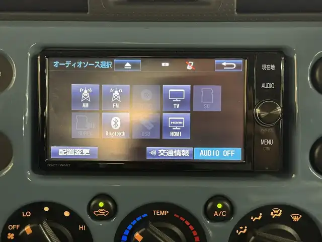 トヨタ ＦＪクルーザー カラーパッケージ 三重県 2017(平29)年 6.8万km ホワイト/スモーキーブルー プレミアムガソリン/パートタイム4WD/フロア5AT/純正 7インチナビ NSZT-W66T/（FM/AM/CD/DVD/TV/SD/SDREC/Bluetooth/USB/HDMI）/バックカメラ/ETC/安全/・【OP】アクティブトラクションコントロール［A-TRAC］/・バックソナー/・SRS 前席サイドエアバッグ＆前後席カーテンシールドエアバッグ/・EBD付ABS/装備/・【OP】寒冷地仕様（ワイパーデアイサーなど）/・【OP】リヤデフロック/・【OP】サイドステップ/・クルーズコントロール/・マニュアルエアコン/・ステアリングスイッチ/・リヤフォグランプ/・打替LEDヘッドランプ＆フロントフォグランプ*OP/・チルトステアリング/・電動調整ドアミラー＆広角フェンダーミラー/・リモコンキーx1/・取/ナビ取/など