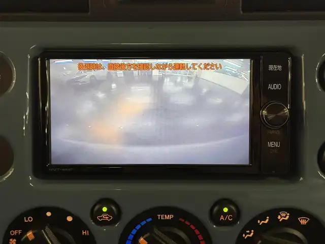 トヨタ ＦＪクルーザー カラーパッケージ 三重県 2017(平29)年 6.8万km ホワイト/スモーキーブルー プレミアムガソリン/パートタイム4WD/フロア5AT/純正 7インチナビ NSZT-W66T/（FM/AM/CD/DVD/TV/SD/SDREC/Bluetooth/USB/HDMI）/バックカメラ/ETC/安全/・【OP】アクティブトラクションコントロール［A-TRAC］/・バックソナー/・SRS 前席サイドエアバッグ＆前後席カーテンシールドエアバッグ/・EBD付ABS/装備/・【OP】寒冷地仕様（ワイパーデアイサーなど）/・【OP】リヤデフロック/・【OP】サイドステップ/・クルーズコントロール/・マニュアルエアコン/・ステアリングスイッチ/・リヤフォグランプ/・打替LEDヘッドランプ＆フロントフォグランプ*OP/・チルトステアリング/・電動調整ドアミラー＆広角フェンダーミラー/・リモコンキーx1/・取/ナビ取/など