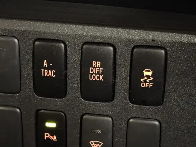 トヨタ ＦＪクルーザー カラーパッケージ 三重県 2017(平29)年 6.8万km ホワイト/スモーキーブルー プレミアムガソリン/パートタイム4WD/フロア5AT/純正 7インチナビ NSZT-W66T/（FM/AM/CD/DVD/TV/SD/SDREC/Bluetooth/USB/HDMI）/バックカメラ/ETC/安全/・【OP】アクティブトラクションコントロール［A-TRAC］/・バックソナー/・SRS 前席サイドエアバッグ＆前後席カーテンシールドエアバッグ/・EBD付ABS/装備/・【OP】寒冷地仕様（ワイパーデアイサーなど）/・【OP】リヤデフロック/・【OP】サイドステップ/・クルーズコントロール/・マニュアルエアコン/・ステアリングスイッチ/・リヤフォグランプ/・打替LEDヘッドランプ＆フロントフォグランプ*OP/・チルトステアリング/・電動調整ドアミラー＆広角フェンダーミラー/・リモコンキーx1/・取/ナビ取/など