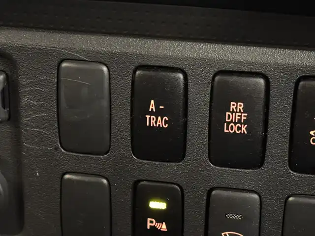 トヨタ ＦＪクルーザー カラーパッケージ 三重県 2017(平29)年 6.8万km ホワイト/スモーキーブルー プレミアムガソリン/パートタイム4WD/フロア5AT/純正 7インチナビ NSZT-W66T/（FM/AM/CD/DVD/TV/SD/SDREC/Bluetooth/USB/HDMI）/バックカメラ/ETC/安全/・【OP】アクティブトラクションコントロール［A-TRAC］/・バックソナー/・SRS 前席サイドエアバッグ＆前後席カーテンシールドエアバッグ/・EBD付ABS/装備/・【OP】寒冷地仕様（ワイパーデアイサーなど）/・【OP】リヤデフロック/・【OP】サイドステップ/・クルーズコントロール/・マニュアルエアコン/・ステアリングスイッチ/・リヤフォグランプ/・打替LEDヘッドランプ＆フロントフォグランプ*OP/・チルトステアリング/・電動調整ドアミラー＆広角フェンダーミラー/・リモコンキーx1/・取/ナビ取/など