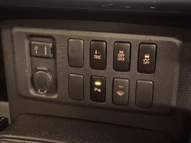 トヨタ ＦＪクルーザー カラーパッケージ 三重県 2017(平29)年 6.8万km ホワイト/スモーキーブルー プレミアムガソリン/パートタイム4WD/フロア5AT/純正 7インチナビ NSZT-W66T/（FM/AM/CD/DVD/TV/SD/SDREC/Bluetooth/USB/HDMI）/バックカメラ/ETC/安全/・【OP】アクティブトラクションコントロール［A-TRAC］/・バックソナー/・SRS 前席サイドエアバッグ＆前後席カーテンシールドエアバッグ/・EBD付ABS/装備/・【OP】寒冷地仕様（ワイパーデアイサーなど）/・【OP】リヤデフロック/・【OP】サイドステップ/・クルーズコントロール/・マニュアルエアコン/・ステアリングスイッチ/・リヤフォグランプ/・打替LEDヘッドランプ＆フロントフォグランプ*OP/・チルトステアリング/・電動調整ドアミラー＆広角フェンダーミラー/・リモコンキーx1/・取/ナビ取/など