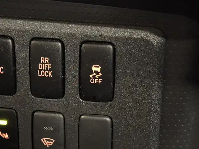 トヨタ ＦＪクルーザー カラーパッケージ 三重県 2017(平29)年 6.8万km ホワイト/スモーキーブルー プレミアムガソリン/パートタイム4WD/フロア5AT/純正 7インチナビ NSZT-W66T/（FM/AM/CD/DVD/TV/SD/SDREC/Bluetooth/USB/HDMI）/バックカメラ/ETC/安全/・【OP】アクティブトラクションコントロール［A-TRAC］/・バックソナー/・SRS 前席サイドエアバッグ＆前後席カーテンシールドエアバッグ/・EBD付ABS/装備/・【OP】寒冷地仕様（ワイパーデアイサーなど）/・【OP】リヤデフロック/・【OP】サイドステップ/・クルーズコントロール/・マニュアルエアコン/・ステアリングスイッチ/・リヤフォグランプ/・打替LEDヘッドランプ＆フロントフォグランプ*OP/・チルトステアリング/・電動調整ドアミラー＆広角フェンダーミラー/・リモコンキーx1/・取/ナビ取/など