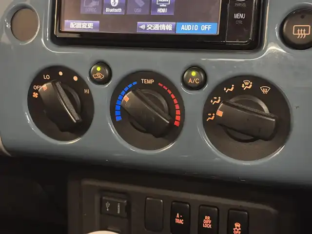 トヨタ ＦＪクルーザー カラーパッケージ 三重県 2017(平29)年 6.8万km ホワイト/スモーキーブルー プレミアムガソリン/パートタイム4WD/フロア5AT/純正 7インチナビ NSZT-W66T/（FM/AM/CD/DVD/TV/SD/SDREC/Bluetooth/USB/HDMI）/バックカメラ/ETC/安全/・【OP】アクティブトラクションコントロール［A-TRAC］/・バックソナー/・SRS 前席サイドエアバッグ＆前後席カーテンシールドエアバッグ/・EBD付ABS/装備/・【OP】寒冷地仕様（ワイパーデアイサーなど）/・【OP】リヤデフロック/・【OP】サイドステップ/・クルーズコントロール/・マニュアルエアコン/・ステアリングスイッチ/・リヤフォグランプ/・打替LEDヘッドランプ＆フロントフォグランプ*OP/・チルトステアリング/・電動調整ドアミラー＆広角フェンダーミラー/・リモコンキーx1/・取/ナビ取/など