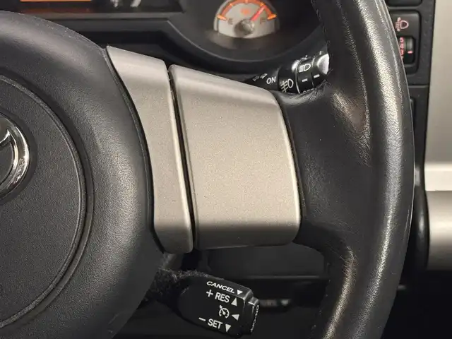 トヨタ ＦＪクルーザー カラーパッケージ 三重県 2017(平29)年 6.8万km ホワイト/スモーキーブルー プレミアムガソリン/パートタイム4WD/フロア5AT/純正 7インチナビ NSZT-W66T/（FM/AM/CD/DVD/TV/SD/SDREC/Bluetooth/USB/HDMI）/バックカメラ/ETC/安全/・【OP】アクティブトラクションコントロール［A-TRAC］/・バックソナー/・SRS 前席サイドエアバッグ＆前後席カーテンシールドエアバッグ/・EBD付ABS/装備/・【OP】寒冷地仕様（ワイパーデアイサーなど）/・【OP】リヤデフロック/・【OP】サイドステップ/・クルーズコントロール/・マニュアルエアコン/・ステアリングスイッチ/・リヤフォグランプ/・打替LEDヘッドランプ＆フロントフォグランプ*OP/・チルトステアリング/・電動調整ドアミラー＆広角フェンダーミラー/・リモコンキーx1/・取/ナビ取/など