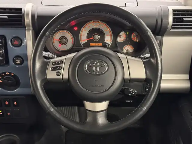 トヨタ ＦＪクルーザー カラーパッケージ 三重県 2017(平29)年 6.8万km ホワイト/スモーキーブルー プレミアムガソリン/パートタイム4WD/フロア5AT/純正 7インチナビ NSZT-W66T/（FM/AM/CD/DVD/TV/SD/SDREC/Bluetooth/USB/HDMI）/バックカメラ/ETC/安全/・【OP】アクティブトラクションコントロール［A-TRAC］/・バックソナー/・SRS 前席サイドエアバッグ＆前後席カーテンシールドエアバッグ/・EBD付ABS/装備/・【OP】寒冷地仕様（ワイパーデアイサーなど）/・【OP】リヤデフロック/・【OP】サイドステップ/・クルーズコントロール/・マニュアルエアコン/・ステアリングスイッチ/・リヤフォグランプ/・打替LEDヘッドランプ＆フロントフォグランプ*OP/・チルトステアリング/・電動調整ドアミラー＆広角フェンダーミラー/・リモコンキーx1/・取/ナビ取/など