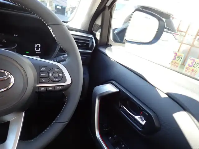 トヨタ ライズ Z 千葉県 2025(令7)年 0.1千km ブラックマイカメタリック/シャイニングホワイトパール 登録済未使用車/純正9インチディスプレイオーディオ/・Appie Car Play/Android Auto/・Bluetooth/AM/FM/フルセグTV/パノラミックビューモニター/バックカメラ/USB端子/HDMI端子/電動パーキングブレーキ/前席シートヒーター/スマートアシスト/・衝突回避支援ブレーキ機能/・衝突警報機能/・車線逸脱警報機能/車線逸脱抑制制御機能/・ふらつき警報/・路外逸脱警報/・ブレーキ制御付誤発進抑制機能/・先行車発進お知らせ機能/アダプティブクルーズコントロール/S-PDL（スマートペダル）/オートライト/LEDヘッドライト/フォグライト/ステアリングスイッチ/プッシュスタート/スマートキー2本/純正17インチAW/純正フロアマット/ウィンカーミラー/電動格納ミラー/取扱説明書/保証書/ディスプレイオーディオ取扱説明書