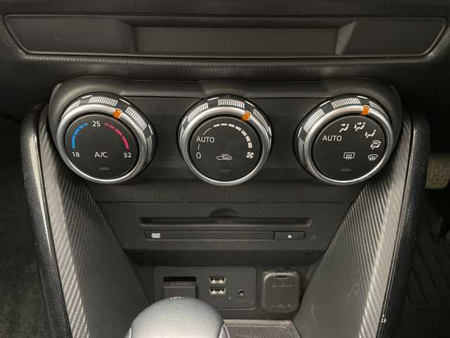 マツダ デミオ 13S 長野県 2015(平27)年 2.4万km ブルーリフレックスマイカ 4WD/ワンオーナー/純正SDナビ&フルセグTV&CD&DVD&USB&BT/衝突軽減ブレーキ/アイドリングストップ/ステアリングスイッチ/バックカメラ/ETC/LEDヘッドライト/オートライト/電動格納ミラー/純正15インチAW付サマータイヤ装着/社外AW付スタッドレスタイヤ積込/純正フロアマット/プッシュスタート/スマートキー/スペアキー1本/取扱説明書/新車保証書