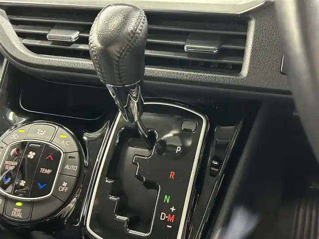 トヨタ ヴォクシー ZS 煌Ⅱ 大阪府 2016(平28)年 5万km ブラック 社外エアロ/グリル VENERDI18incAW ALPINE11incナビTV バックカメラ 衝突軽減ブレーキ レーンアシスト オートハイビーム スマートキー プッシュスタート 両側パワースライドドア オートライト ETC