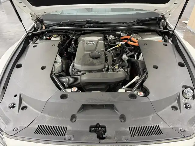 トヨタ クラウン ハイブリッド RS アドバンス 三重県 2019(平31)年 10.5万km ホワイトパールクリスタルシャイン MTモード付フロアCVT/純正 8インチナビ/（AM/FM/CD/DVD/Blu-ray/SDREC/SD/USB/Bluetooth/Miracast/AUX/TV）/【OP】パノラミックビューモニター*1/【OP】トヨタプレミアムサウンド（16スピーカー/12chオーディオAMP）/ドライブレコーダー 前後/ETC/Toyota Safety Sense/・プリクラッシュセーフティ/・レーントレーシングアシスト/・レーダークルコン/・ロードサインアシスト/・オートハイビーム/・ブラインドスポットモニター＋リヤクロストラフィックアラート*1/・インテリジェントクリアランスソナー［パーキングサポートブレーキ（静止物）］*1/・インテリジェント パーキングアシスト2（巻き込み警報機能付）*1/・リヤカメラディテクション*1/など/装備/・【OP】カラーヘッドアップディスプレイ/・本革シート*2/・シートヒーター＆ベンチレーション（D/N）*2/・パワーシート（Dメモリー付8way＋ランバーサポート/N4way）/・パドルシフト/・雨滴感応式フロントワイパー/・AC100Vコンセント（100W）/・3眼LED＆オートライト/・左右独立オートエアコン/など/*…セットでメーカーOP