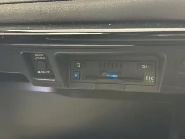 トヨタ クラウン ハイブリッド RS アドバンス 三重県 2019(平31)年 10.5万km ホワイトパールクリスタルシャイン MTモード付フロアCVT/純正 8インチナビ/（AM/FM/CD/DVD/Blu-ray/SDREC/SD/USB/Bluetooth/Miracast/AUX/TV）/【OP】パノラミックビューモニター*1/【OP】トヨタプレミアムサウンド（16スピーカー/12chオーディオAMP）/ドライブレコーダー 前後/ETC/Toyota Safety Sense/・プリクラッシュセーフティ/・レーントレーシングアシスト/・レーダークルコン/・ロードサインアシスト/・オートハイビーム/・ブラインドスポットモニター＋リヤクロストラフィックアラート*1/・インテリジェントクリアランスソナー［パーキングサポートブレーキ（静止物）］*1/・インテリジェント パーキングアシスト2（巻き込み警報機能付）*1/・リヤカメラディテクション*1/など/装備/・【OP】カラーヘッドアップディスプレイ/・本革シート*2/・シートヒーター＆ベンチレーション（D/N）*2/・パワーシート（Dメモリー付8way＋ランバーサポート/N4way）/・パドルシフト/・雨滴感応式フロントワイパー/・AC100Vコンセント（100W）/・3眼LED＆オートライト/・左右独立オートエアコン/など/*…セットでメーカーOP