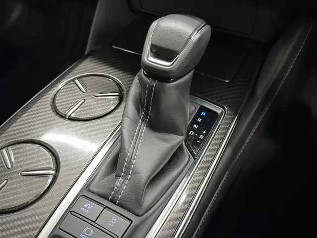 トヨタ クラウン ハイブリッド RS アドバンス 三重県 2019(平31)年 10.5万km ホワイトパールクリスタルシャイン MTモード付フロアCVT/純正 8インチナビ/（AM/FM/CD/DVD/Blu-ray/SDREC/SD/USB/Bluetooth/Miracast/AUX/TV）/【OP】パノラミックビューモニター*1/【OP】トヨタプレミアムサウンド（16スピーカー/12chオーディオAMP）/ドライブレコーダー 前後/ETC/Toyota Safety Sense/・プリクラッシュセーフティ/・レーントレーシングアシスト/・レーダークルコン/・ロードサインアシスト/・オートハイビーム/・ブラインドスポットモニター＋リヤクロストラフィックアラート*1/・インテリジェントクリアランスソナー［パーキングサポートブレーキ（静止物）］*1/・インテリジェント パーキングアシスト2（巻き込み警報機能付）*1/・リヤカメラディテクション*1/など/装備/・【OP】カラーヘッドアップディスプレイ/・本革シート*2/・シートヒーター＆ベンチレーション（D/N）*2/・パワーシート（Dメモリー付8way＋ランバーサポート/N4way）/・パドルシフト/・雨滴感応式フロントワイパー/・AC100Vコンセント（100W）/・3眼LED＆オートライト/・左右独立オートエアコン/など/*…セットでメーカーOP