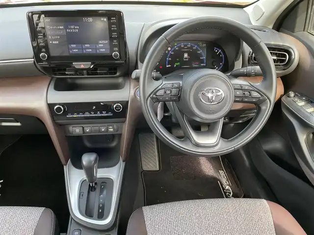 トヨタ ヤリスクロス ハイブリッド Z 熊本県 2021(令3)年 2.5万km センシュアルレッドマイカ ワンオーナー/純正ナビ/バックカメラ/ビルトインETC/前後ドライブレコーダー/純正18インチAW/レーダークルーズ/ハーフレザーシート/右前席パワーシート/前席シートヒーター/LEDヘッドライト/オートライト/フォグライト/前後コーナーセンサー/横滑り防止装置/ウィンカーミラー/純正フロアマット/純正ドアバイザー/新車保証書/取扱説明書/スマートスペアキー×1本