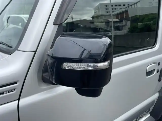 スズキ ジムニー シエラ JC 長崎県 2020(令2)年 1.9万km シルキーシルバーメタリック ワンオーナー/社外SDナビ/・AM/FM/BT/フルセグTV/クルーズコントロール/ステアリングスイッチ/ETC/前席シートヒーター/革調シートカバー/前方ドライブレコーダー/ライトウォッシャー/ラバー調フロアマット/純正オプションフロントグリル/純正マッドガード/背面タイヤ/背面タイヤカバー/HONESTクリア給油口カバー/保証書/取扱説明書/スペアキー/純正グリル積載/純正給油口カバー積載