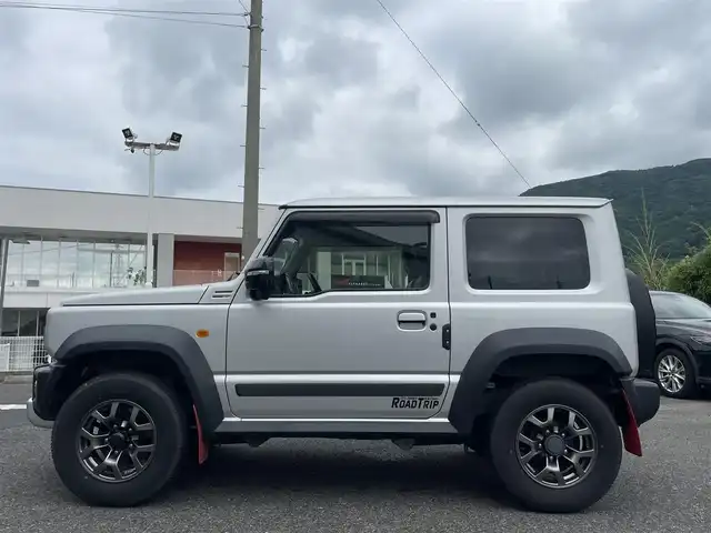 スズキ ジムニー シエラ JC 長崎県 2020(令2)年 1.9万km シルキーシルバーメタリック ワンオーナー/社外SDナビ/・AM/FM/BT/フルセグTV/クルーズコントロール/ステアリングスイッチ/ETC/前席シートヒーター/革調シートカバー/前方ドライブレコーダー/ライトウォッシャー/ラバー調フロアマット/純正オプションフロントグリル/純正マッドガード/背面タイヤ/背面タイヤカバー/HONESTクリア給油口カバー/保証書/取扱説明書/スペアキー/純正グリル積載/純正給油口カバー積載