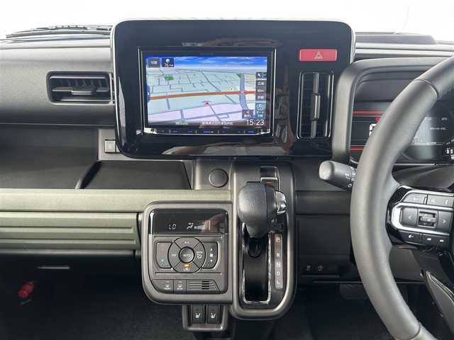 スズキ スペーシア ギア HYBRID XZ 群馬県 2024(令6)年 0.5万km ベージュⅡ 社外8インチナビ/ (AM/FM/BT/TV/CD/DVD/SD/HDMI)/バックカメラ/スズキセーフティーサポート/バックカメラ/両側パワースライド/デュアルセンサーブレーキサポート/レーンキープアシスト/横滑り防止/標識認識/先行車発進/ヘッドアップディスプレイ/レーダークルーズコントロール/前席シートヒーター/ステアリングヒーター/ステアリングリモコン/AUTOライト/後席サンシェード/プッシュスタート/革巻きステアリング/リア送風機/保証書/取扱説明書/スペアキー