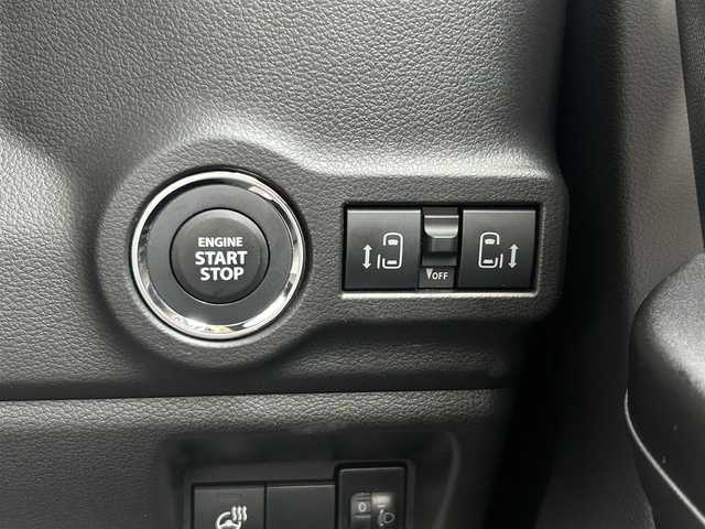 スズキ スペーシア ギア HYBRID XZ 群馬県 2024(令6)年 0.5万km ベージュⅡ 社外8インチナビ/ (AM/FM/BT/TV/CD/DVD/SD/HDMI)/バックカメラ/スズキセーフティーサポート/バックカメラ/両側パワースライド/デュアルセンサーブレーキサポート/レーンキープアシスト/横滑り防止/標識認識/先行車発進/ヘッドアップディスプレイ/レーダークルーズコントロール/前席シートヒーター/ステアリングヒーター/ステアリングリモコン/AUTOライト/後席サンシェード/プッシュスタート/革巻きステアリング/リア送風機/保証書/取扱説明書/スペアキー
