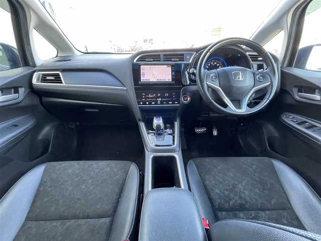 ホンダ シャトル ハイブリッド X スタイルエディション 佐賀県 2016(平28)年 9.4万km ミッドナイトブルービームM 純正メモリーナビゲーション/・フルセグTV/CD/DVD/SD/USB/Bluetooth/バックカメラ/前方ドライブレコーダー/ビルトインETC/ハーフレザーシート/ISOFIX対応/革巻きステアリング/ステアリングリモコン/社外15インチアルミホイール/純正LEDヘッドライト/純正フォグランプ/純正フロアマット/純正ドアバイザ―/新車保証書/取扱説明書/スペアキー１本/クルーズコントロール/シティブレーキアクティブシステム/横滑り防止装置