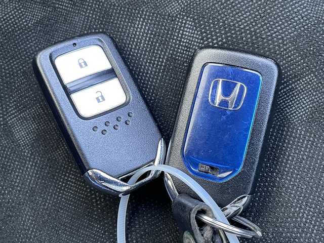 ホンダ シャトル ハイブリッド X スタイルエディション 佐賀県 2016(平28)年 9.4万km ミッドナイトブルービームM 純正メモリーナビゲーション/・フルセグTV/CD/DVD/SD/USB/Bluetooth/バックカメラ/前方ドライブレコーダー/ビルトインETC/ハーフレザーシート/ISOFIX対応/革巻きステアリング/ステアリングリモコン/社外15インチアルミホイール/純正LEDヘッドライト/純正フォグランプ/純正フロアマット/純正ドアバイザ―/新車保証書/取扱説明書/スペアキー１本/クルーズコントロール/シティブレーキアクティブシステム/横滑り防止装置