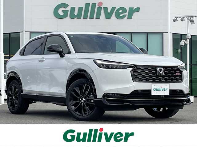 ホンダ ヴェゼル ハイブリッド RS 佐賀県 2025(令7)年 0.1千km プラチナホワイトパール 登録済未使用車/登録時走行距離3km/純正Honda CONNECTディスプレー/・フルセグTV/AM/FM/USB/Bluetooth/・Apple Car Play/Android Auto/バックカメラ/ビルトインETC2.0/ハンズフリーパワーテールゲート(予約クローズ機能付)/リバース連動ドアミラー/電子パーキングブレーキ/・BRAKE HOLD機能/置くだけ充電/ハーフレザーシート/DN席シートヒーター/ISOFIX対応/パドルシフト/革巻きステアリング/ステアリングヒーター/ステアリングリモコン/純正18インチアルミホイール/純正LEDヘッドライト/・オートマチックハイビーム/純正LEDフォグランプ/新車保証書/記録簿/取扱説明書/スペアキー１本/ホンダセンシング/・アダプティブクルーズコントロール/・衝突被害軽減ブレーキ/・路外逸脱抑制機能/・先行車発進お知らせ機能/・レーンキープアシストシステム/・ブラインドスポットインフォメーションシステム/・標識認識機能