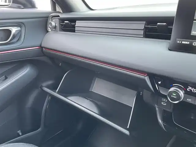 ホンダ ヴェゼル ハイブリッド RS 佐賀県 2025(令7)年 0.1千km プラチナホワイトパール 登録済未使用車/登録時走行距離3km/純正Honda CONNECTディスプレー/・フルセグTV/AM/FM/USB/Bluetooth/・Apple Car Play/Android Auto/バックカメラ/ビルトインETC2.0/ハンズフリーパワーテールゲート(予約クローズ機能付)/リバース連動ドアミラー/電子パーキングブレーキ/・BRAKE HOLD機能/置くだけ充電/ハーフレザーシート/DN席シートヒーター/ISOFIX対応/パドルシフト/革巻きステアリング/ステアリングヒーター/ステアリングリモコン/純正18インチアルミホイール/純正LEDヘッドライト/・オートマチックハイビーム/純正LEDフォグランプ/新車保証書/記録簿/取扱説明書/スペアキー１本/ホンダセンシング/・アダプティブクルーズコントロール/・衝突被害軽減ブレーキ/・路外逸脱抑制機能/・先行車発進お知らせ機能/・レーンキープアシストシステム/・ブラインドスポットインフォメーションシステム/・標識認識機能