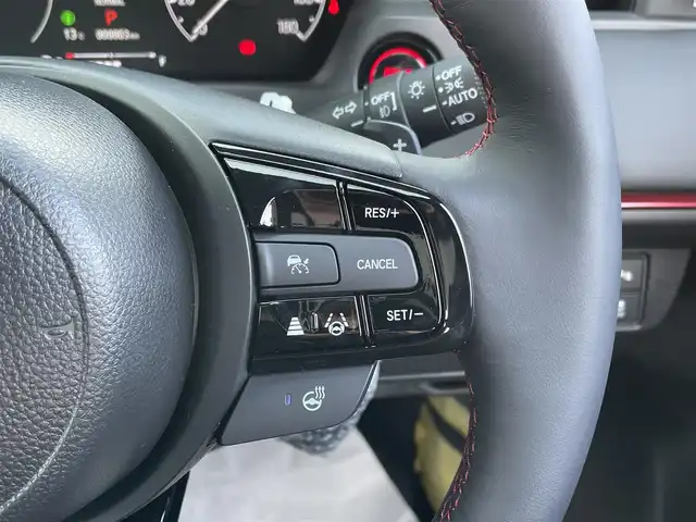 ホンダ ヴェゼル ハイブリッド RS 佐賀県 2025(令7)年 0.1千km プラチナホワイトパール 登録済未使用車/登録時走行距離3km/純正Honda CONNECTディスプレー/・フルセグTV/AM/FM/USB/Bluetooth/・Apple Car Play/Android Auto/バックカメラ/ビルトインETC2.0/ハンズフリーパワーテールゲート(予約クローズ機能付)/リバース連動ドアミラー/電子パーキングブレーキ/・BRAKE HOLD機能/置くだけ充電/ハーフレザーシート/DN席シートヒーター/ISOFIX対応/パドルシフト/革巻きステアリング/ステアリングヒーター/ステアリングリモコン/純正18インチアルミホイール/純正LEDヘッドライト/・オートマチックハイビーム/純正LEDフォグランプ/新車保証書/記録簿/取扱説明書/スペアキー１本/ホンダセンシング/・アダプティブクルーズコントロール/・衝突被害軽減ブレーキ/・路外逸脱抑制機能/・先行車発進お知らせ機能/・レーンキープアシストシステム/・ブラインドスポットインフォメーションシステム/・標識認識機能