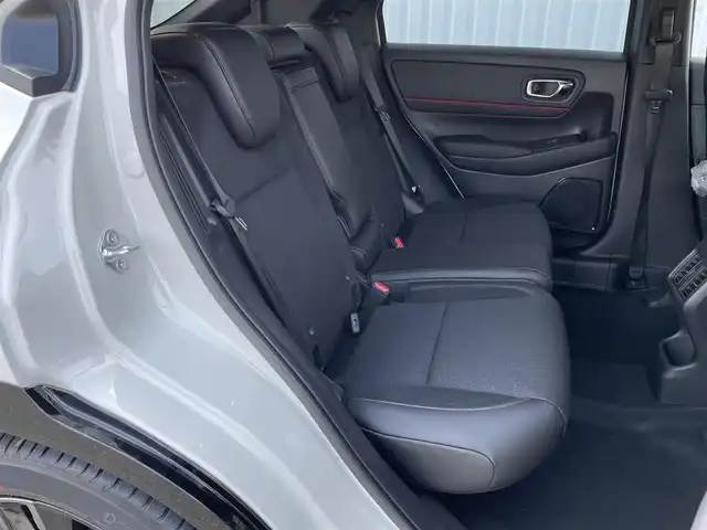 ホンダ ヴェゼル ハイブリッド RS 佐賀県 2025(令7)年 0.1千km プラチナホワイトパール 登録済未使用車/登録時走行距離3km/純正Honda CONNECTディスプレー/・フルセグTV/AM/FM/USB/Bluetooth/・Apple Car Play/Android Auto/バックカメラ/ビルトインETC2.0/ハンズフリーパワーテールゲート(予約クローズ機能付)/リバース連動ドアミラー/電子パーキングブレーキ/・BRAKE HOLD機能/置くだけ充電/ハーフレザーシート/DN席シートヒーター/ISOFIX対応/パドルシフト/革巻きステアリング/ステアリングヒーター/ステアリングリモコン/純正18インチアルミホイール/純正LEDヘッドライト/・オートマチックハイビーム/純正LEDフォグランプ/新車保証書/記録簿/取扱説明書/スペアキー１本/ホンダセンシング/・アダプティブクルーズコントロール/・衝突被害軽減ブレーキ/・路外逸脱抑制機能/・先行車発進お知らせ機能/・レーンキープアシストシステム/・ブラインドスポットインフォメーションシステム/・標識認識機能