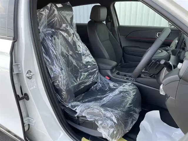 ホンダ ヴェゼル ハイブリッド RS 佐賀県 2025(令7)年 0.1千km プラチナホワイトパール 登録済未使用車/登録時走行距離3km/純正Honda CONNECTディスプレー/・フルセグTV/AM/FM/USB/Bluetooth/・Apple Car Play/Android Auto/バックカメラ/ビルトインETC2.0/ハンズフリーパワーテールゲート(予約クローズ機能付)/リバース連動ドアミラー/電子パーキングブレーキ/・BRAKE HOLD機能/置くだけ充電/ハーフレザーシート/DN席シートヒーター/ISOFIX対応/パドルシフト/革巻きステアリング/ステアリングヒーター/ステアリングリモコン/純正18インチアルミホイール/純正LEDヘッドライト/・オートマチックハイビーム/純正LEDフォグランプ/新車保証書/記録簿/取扱説明書/スペアキー１本/ホンダセンシング/・アダプティブクルーズコントロール/・衝突被害軽減ブレーキ/・路外逸脱抑制機能/・先行車発進お知らせ機能/・レーンキープアシストシステム/・ブラインドスポットインフォメーションシステム/・標識認識機能