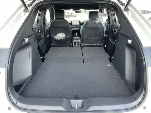 ホンダ ヴェゼル ハイブリッド RS 佐賀県 2025(令7)年 0.1千km プラチナホワイトパール 登録済未使用車/登録時走行距離3km/純正Honda CONNECTディスプレー/・フルセグTV/AM/FM/USB/Bluetooth/・Apple Car Play/Android Auto/バックカメラ/ビルトインETC2.0/ハンズフリーパワーテールゲート(予約クローズ機能付)/リバース連動ドアミラー/電子パーキングブレーキ/・BRAKE HOLD機能/置くだけ充電/ハーフレザーシート/DN席シートヒーター/ISOFIX対応/パドルシフト/革巻きステアリング/ステアリングヒーター/ステアリングリモコン/純正18インチアルミホイール/純正LEDヘッドライト/・オートマチックハイビーム/純正LEDフォグランプ/新車保証書/記録簿/取扱説明書/スペアキー１本/ホンダセンシング/・アダプティブクルーズコントロール/・衝突被害軽減ブレーキ/・路外逸脱抑制機能/・先行車発進お知らせ機能/・レーンキープアシストシステム/・ブラインドスポットインフォメーションシステム/・標識認識機能