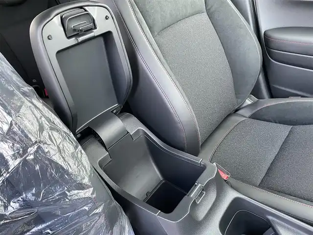 ホンダ ヴェゼル ハイブリッド RS 佐賀県 2025(令7)年 0.1千km プラチナホワイトパール 登録済未使用車/登録時走行距離3km/純正Honda CONNECTディスプレー/・フルセグTV/AM/FM/USB/Bluetooth/・Apple Car Play/Android Auto/バックカメラ/ビルトインETC2.0/ハンズフリーパワーテールゲート(予約クローズ機能付)/リバース連動ドアミラー/電子パーキングブレーキ/・BRAKE HOLD機能/置くだけ充電/ハーフレザーシート/DN席シートヒーター/ISOFIX対応/パドルシフト/革巻きステアリング/ステアリングヒーター/ステアリングリモコン/純正18インチアルミホイール/純正LEDヘッドライト/・オートマチックハイビーム/純正LEDフォグランプ/新車保証書/記録簿/取扱説明書/スペアキー１本/ホンダセンシング/・アダプティブクルーズコントロール/・衝突被害軽減ブレーキ/・路外逸脱抑制機能/・先行車発進お知らせ機能/・レーンキープアシストシステム/・ブラインドスポットインフォメーションシステム/・標識認識機能