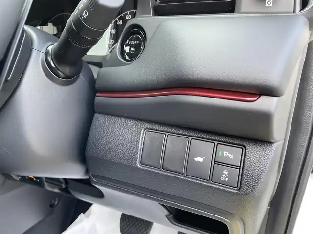 ホンダ ヴェゼル ハイブリッド RS 佐賀県 2025(令7)年 0.1千km プラチナホワイトパール 登録済未使用車/登録時走行距離3km/純正Honda CONNECTディスプレー/・フルセグTV/AM/FM/USB/Bluetooth/・Apple Car Play/Android Auto/バックカメラ/ビルトインETC2.0/ハンズフリーパワーテールゲート(予約クローズ機能付)/リバース連動ドアミラー/電子パーキングブレーキ/・BRAKE HOLD機能/置くだけ充電/ハーフレザーシート/DN席シートヒーター/ISOFIX対応/パドルシフト/革巻きステアリング/ステアリングヒーター/ステアリングリモコン/純正18インチアルミホイール/純正LEDヘッドライト/・オートマチックハイビーム/純正LEDフォグランプ/新車保証書/記録簿/取扱説明書/スペアキー１本/ホンダセンシング/・アダプティブクルーズコントロール/・衝突被害軽減ブレーキ/・路外逸脱抑制機能/・先行車発進お知らせ機能/・レーンキープアシストシステム/・ブラインドスポットインフォメーションシステム/・標識認識機能