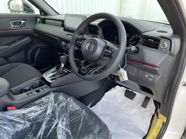 ホンダ ヴェゼル ハイブリッド RS 佐賀県 2025(令7)年 0.1千km プラチナホワイトパール 登録済未使用車/登録時走行距離3km/純正Honda CONNECTディスプレー/・フルセグTV/AM/FM/USB/Bluetooth/・Apple Car Play/Android Auto/バックカメラ/ビルトインETC2.0/ハンズフリーパワーテールゲート(予約クローズ機能付)/リバース連動ドアミラー/電子パーキングブレーキ/・BRAKE HOLD機能/置くだけ充電/ハーフレザーシート/DN席シートヒーター/ISOFIX対応/パドルシフト/革巻きステアリング/ステアリングヒーター/ステアリングリモコン/純正18インチアルミホイール/純正LEDヘッドライト/・オートマチックハイビーム/純正LEDフォグランプ/新車保証書/記録簿/取扱説明書/スペアキー１本/ホンダセンシング/・アダプティブクルーズコントロール/・衝突被害軽減ブレーキ/・路外逸脱抑制機能/・先行車発進お知らせ機能/・レーンキープアシストシステム/・ブラインドスポットインフォメーションシステム/・標識認識機能