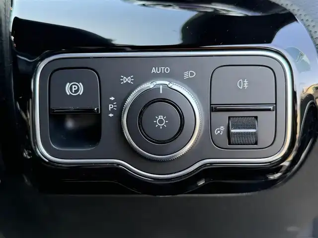 メルセデス・ベンツ ＣＬＡ２００ｄ Sブレーク AMGライン 兵庫県 2021(令3)年 4.7万km 白 純正ナビ/(BT/USB/フルセグTV)/全周囲カメラ/ETC2.0/衝突軽減ブレーキ/レーダークルーズコントロール/前後コーナーセンサー/ハーフレザーシート/前席シートヒーター/前席パワーシート/電動パーキングブレーキ/LEDヘッドライト/オートライト/フォグランプ/ステアリングリモコン/スマートキー/電動格納ミラー/純正フロアマット/純正アルミ18インチ