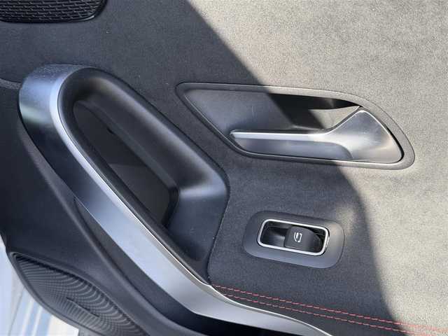 メルセデス・ベンツ ＣＬＡ２００ｄ Sブレーク AMGライン 兵庫県 2021(令3)年 4.7万km 白 純正ナビ/(BT/USB/フルセグTV)/全周囲カメラ/ETC2.0/衝突軽減ブレーキ/レーダークルーズコントロール/前後コーナーセンサー/ハーフレザーシート/前席シートヒーター/前席パワーシート/電動パーキングブレーキ/LEDヘッドライト/オートライト/フォグランプ/ステアリングリモコン/スマートキー/電動格納ミラー/純正フロアマット/純正アルミ18インチ