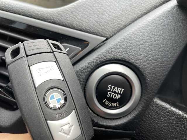 ＢＭＷ Ｘ１ sDrive 20i スポーツ 神奈川県 2014(平26)年 6.5万km ディープシーブルー 純正HDDナビ/社外地デジTV/社外後席モニター/スマートキー　2本/プッシュスタート/ビルトインETC/HIDヘッドライト/前後フォグランプ/横滑り防止装置/アイドリングストップ/保証書/取扱説明書