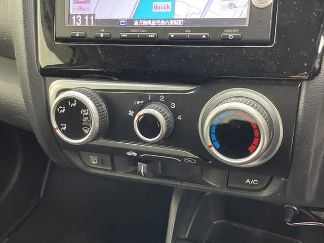 ホンダ フィット 13G Fパッケージ 鹿児島県 2013(平25)年 7万km プレミアムホワイトパール 代車申請中 落札不可/純正SDナビ/(BT/CD/DVD/FM/AM/ワンセグTV)/バックカメラ/ETC/アイドリングストップ/ステアリングスイッチ/カーテンエアバッグ/スペアキー/純正フロアマット/純正ドアバイザー/社外前方ドライブレコーダー/保証書/取扱説明書