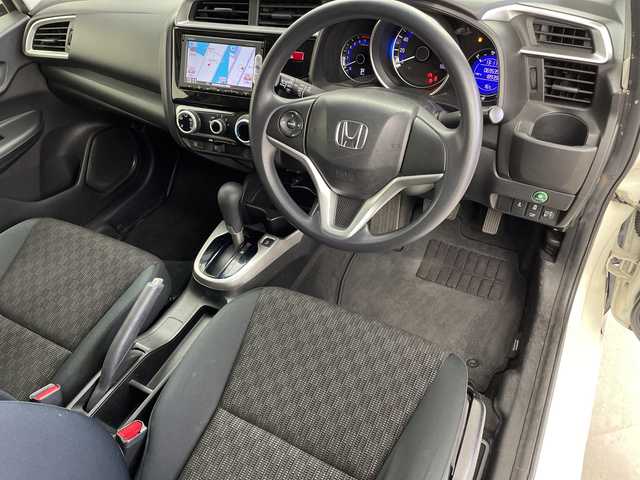 ホンダ フィット 13G Fパッケージ 鹿児島県 2013(平25)年 7万km プレミアムホワイトパール 代車申請中 落札不可/純正SDナビ/(BT/CD/DVD/FM/AM/ワンセグTV)/バックカメラ/ETC/アイドリングストップ/ステアリングスイッチ/カーテンエアバッグ/スペアキー/純正フロアマット/純正ドアバイザー/社外前方ドライブレコーダー/保証書/取扱説明書