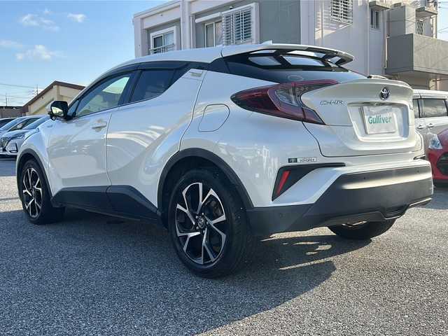 トヨタ Ｃ－ＨＲ G 沖縄県 2018(平30)年 8.7万km ホワイトパールクリスタルシャイン 社外ナビ/（ＡＭ／ＦＭ／ＣＤ／ＤＶＤ／ＢＴ）　/バックモニター　/純正１８インチアルミホイール　/衝突軽減システム　/ハーフレザーシート　/オートライト　/スマートキー　/クルコン　/プッシュスタート　/ＬＥＤヘッドライト/オートマチックハイビーム/社外フロアマット