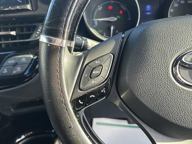 トヨタ Ｃ－ＨＲ G 沖縄県 2018(平30)年 8.7万km ホワイトパールクリスタルシャイン 社外ナビ/（ＡＭ／ＦＭ／ＣＤ／ＤＶＤ／ＢＴ）　/バックモニター　/純正１８インチアルミホイール　/衝突軽減システム　/ハーフレザーシート　/オートライト　/スマートキー　/クルコン　/プッシュスタート　/ＬＥＤヘッドライト/オートマチックハイビーム/社外フロアマット