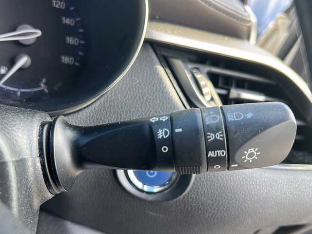 トヨタ Ｃ－ＨＲ G 沖縄県 2018(平30)年 8.7万km ホワイトパールクリスタルシャイン 社外ナビ/（ＡＭ／ＦＭ／ＣＤ／ＤＶＤ／ＢＴ）　/バックモニター　/純正１８インチアルミホイール　/衝突軽減システム　/ハーフレザーシート　/オートライト　/スマートキー　/クルコン　/プッシュスタート　/ＬＥＤヘッドライト/オートマチックハイビーム/社外フロアマット