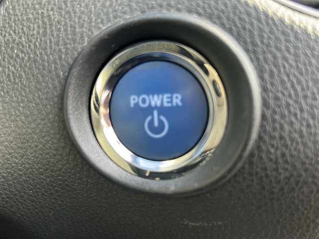 トヨタ Ｃ－ＨＲ G 沖縄県 2018(平30)年 8.7万km ホワイトパールクリスタルシャイン 社外ナビ/（ＡＭ／ＦＭ／ＣＤ／ＤＶＤ／ＢＴ）　/バックモニター　/純正１８インチアルミホイール　/衝突軽減システム　/ハーフレザーシート　/オートライト　/スマートキー　/クルコン　/プッシュスタート　/ＬＥＤヘッドライト/オートマチックハイビーム/社外フロアマット