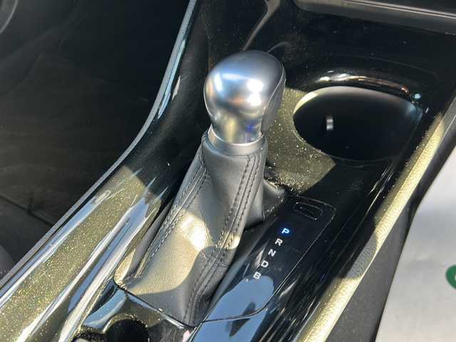 トヨタ Ｃ－ＨＲ G 沖縄県 2018(平30)年 8.7万km ホワイトパールクリスタルシャイン 社外ナビ/（ＡＭ／ＦＭ／ＣＤ／ＤＶＤ／ＢＴ）　/バックモニター　/純正１８インチアルミホイール　/衝突軽減システム　/ハーフレザーシート　/オートライト　/スマートキー　/クルコン　/プッシュスタート　/ＬＥＤヘッドライト/オートマチックハイビーム/社外フロアマット