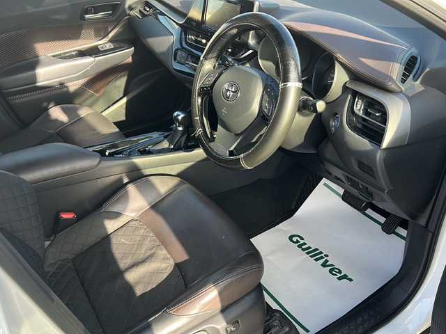 トヨタ Ｃ－ＨＲ G 沖縄県 2018(平30)年 8.7万km ホワイトパールクリスタルシャイン 社外ナビ/（ＡＭ／ＦＭ／ＣＤ／ＤＶＤ／ＢＴ）　/バックモニター　/純正１８インチアルミホイール　/衝突軽減システム　/ハーフレザーシート　/オートライト　/スマートキー　/クルコン　/プッシュスタート　/ＬＥＤヘッドライト/オートマチックハイビーム/社外フロアマット