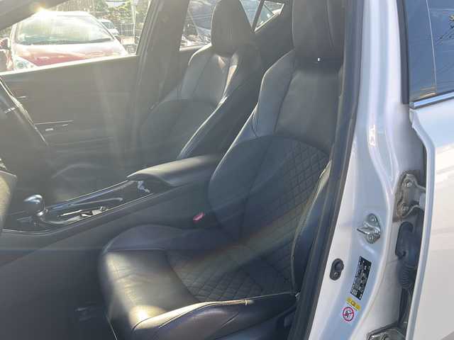 トヨタ Ｃ－ＨＲ G 沖縄県 2018(平30)年 8.7万km ホワイトパールクリスタルシャイン 社外ナビ/（ＡＭ／ＦＭ／ＣＤ／ＤＶＤ／ＢＴ）　/バックモニター　/純正１８インチアルミホイール　/衝突軽減システム　/ハーフレザーシート　/オートライト　/スマートキー　/クルコン　/プッシュスタート　/ＬＥＤヘッドライト/オートマチックハイビーム/社外フロアマット