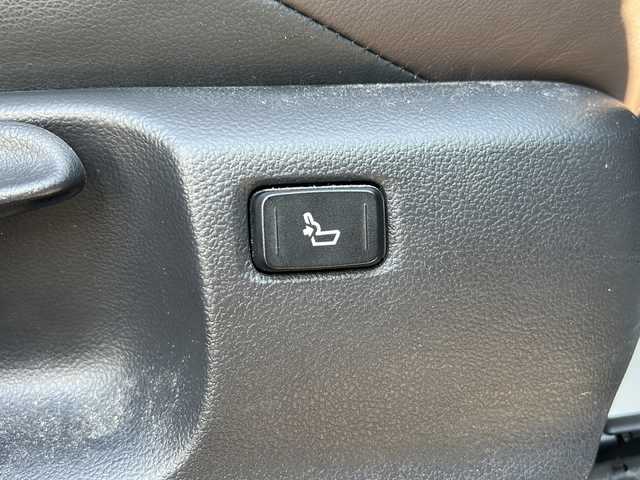 トヨタ Ｃ－ＨＲ G 沖縄県 2018(平30)年 8.7万km ホワイトパールクリスタルシャイン 社外ナビ/（ＡＭ／ＦＭ／ＣＤ／ＤＶＤ／ＢＴ）　/バックモニター　/純正１８インチアルミホイール　/衝突軽減システム　/ハーフレザーシート　/オートライト　/スマートキー　/クルコン　/プッシュスタート　/ＬＥＤヘッドライト/オートマチックハイビーム/社外フロアマット