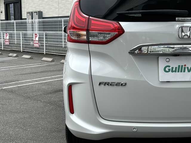 ホンダ フリード ハイブリット G ホンダセンシング 茨城県 2020(令2)年 6.7万km プラチナホワイトパール 純正ナビ/(Gathers/VXM-207VFNi)/フルセグＴＶ　ＢＴ　ＣＤ／ＤＶＤ　/純正フリップダウンモニター/前席シートヒーター　/ホンダセンシング　/レーンキープアシスト/コーナーセンサー/クルーズコントロール/オートドアミラー/アクティブコーナリングライト/LEDヘッドライト/プラズマクラスター/両側パワスラ　/バックカメラ/３列シート　/チップアップシート　　/ビルトインＥＴＣ/保証書/取扱説明書/点検記録簿