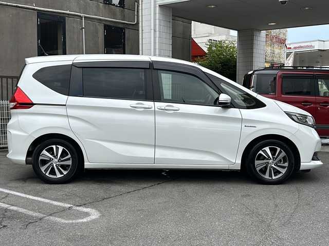 ホンダ フリード ハイブリット G ホンダセンシング 茨城県 2020(令2)年 6.7万km プラチナホワイトパール 純正ナビ/(Gathers/VXM-207VFNi)/フルセグＴＶ　ＢＴ　ＣＤ／ＤＶＤ　/純正フリップダウンモニター/前席シートヒーター　/ホンダセンシング　/レーンキープアシスト/コーナーセンサー/クルーズコントロール/オートドアミラー/アクティブコーナリングライト/LEDヘッドライト/プラズマクラスター/両側パワスラ　/バックカメラ/３列シート　/チップアップシート　　/ビルトインＥＴＣ/保証書/取扱説明書/点検記録簿