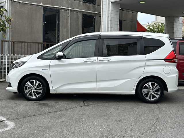 ホンダ フリード ハイブリット G ホンダセンシング 茨城県 2020(令2)年 6.7万km プラチナホワイトパール 純正ナビ/(Gathers/VXM-207VFNi)/フルセグＴＶ　ＢＴ　ＣＤ／ＤＶＤ　/純正フリップダウンモニター/前席シートヒーター　/ホンダセンシング　/レーンキープアシスト/コーナーセンサー/クルーズコントロール/オートドアミラー/アクティブコーナリングライト/LEDヘッドライト/プラズマクラスター/両側パワスラ　/バックカメラ/３列シート　/チップアップシート　　/ビルトインＥＴＣ/保証書/取扱説明書/点検記録簿
