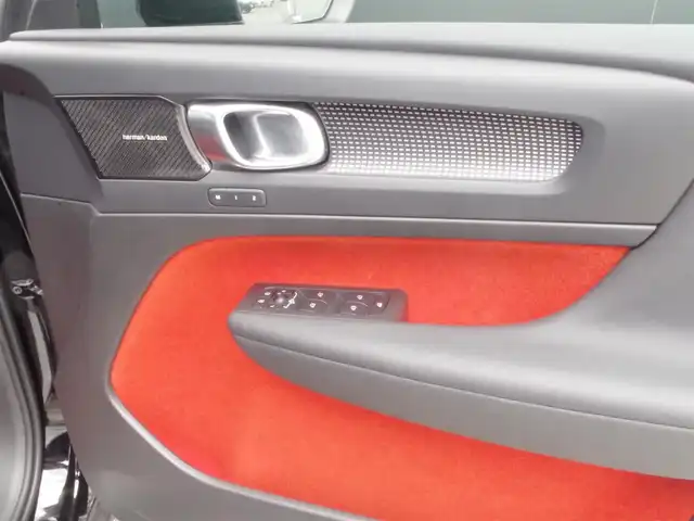 ボルボ ＸＣ４０ T4 AWD Rデザイン 岩手県 2020(令2)年 3.7万km 黒 インテリセーフ /LKA/BLIS/CTA/ACC/純正HDDナビ/フルセグTV/全方位カメラ/パークアシスト/パノラマSR/ハーマンカードン /ハーフレザー /パワーシート/シートヒーター/パワーテールゲート/LEDライト/ETC/ドラレコ